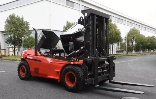 【大噸位】杭叉新款X系列16噸重裝叉車(chē)交付某企業(yè)！