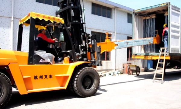 玻璃行業(yè)，杭州叉車(chē)串桿屬具卸貨實(shí)拍案例