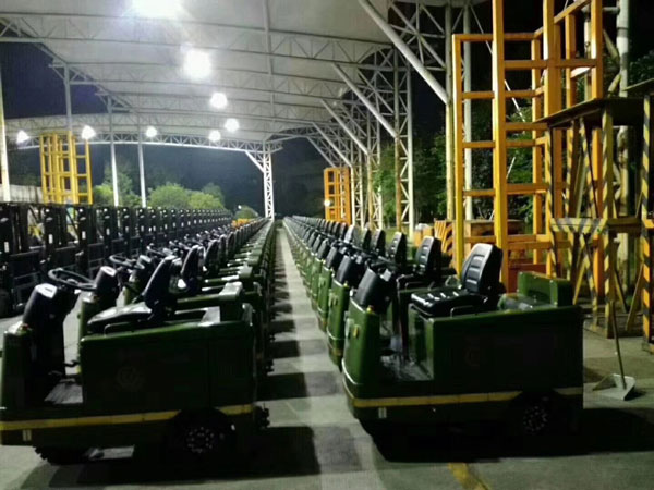 中國人民解放軍采購杭州叉車(chē)案例-電動(dòng)牽引車(chē)