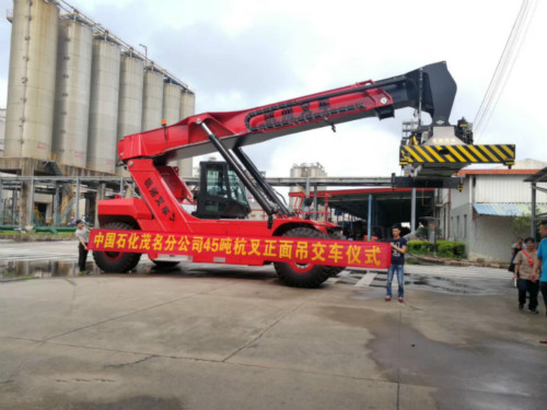 港口搬運“神器”來(lái)襲：杭叉45噸正面吊交付茂名中石化
