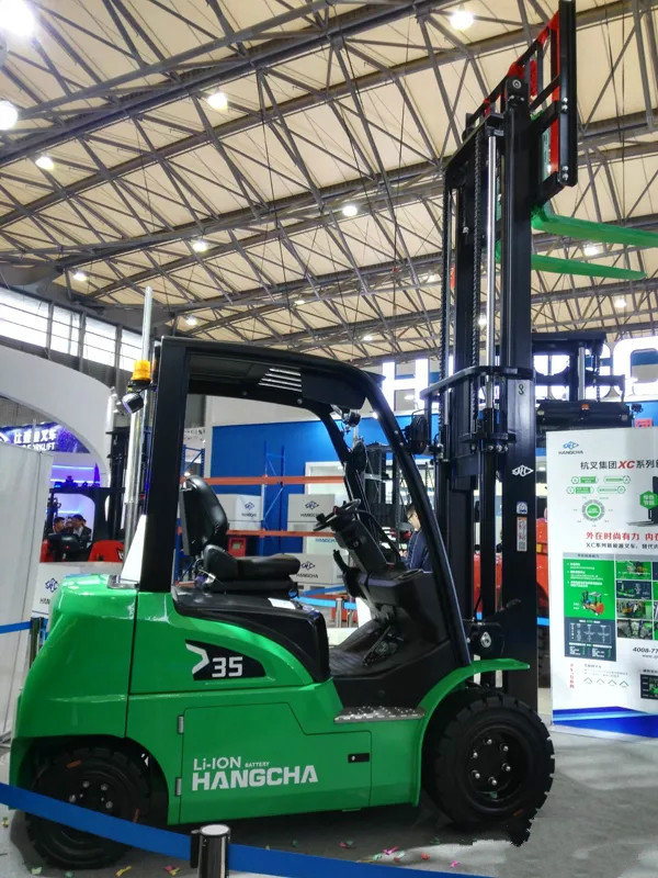 XC系列新能源叉車(chē)在發(fā)布現場(chǎng)上展示