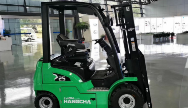 電動(dòng)叉車(chē)買(mǎi)鋰電的還是鉛酸的？當然是鋰電的！