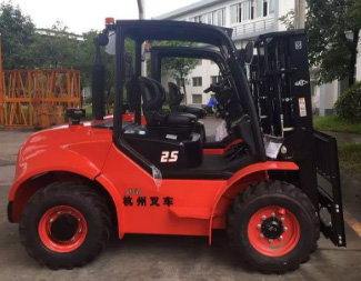 大氣威猛！杭叉四驅越野叉車(chē)攜手中石油“走出去”