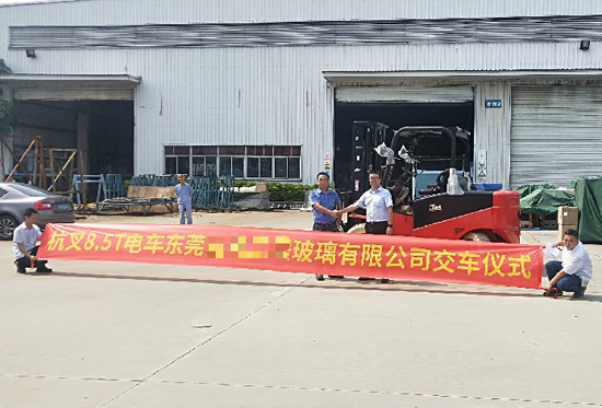 叉車(chē)搬運玻璃？要輕拿輕放！
